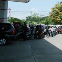 Antrian pangjang di SPBU di Kuningan.